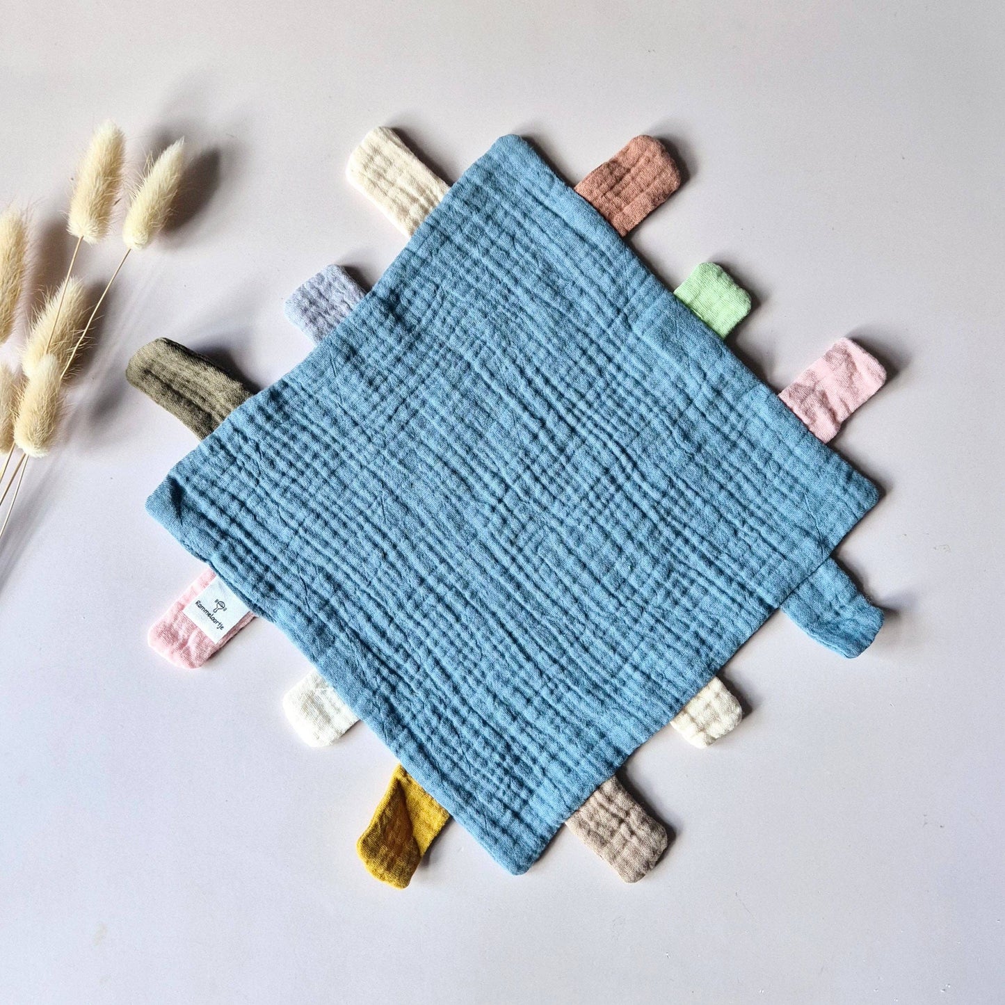 Musselin Kuscheltuch mit Laschen in Blau für Babys