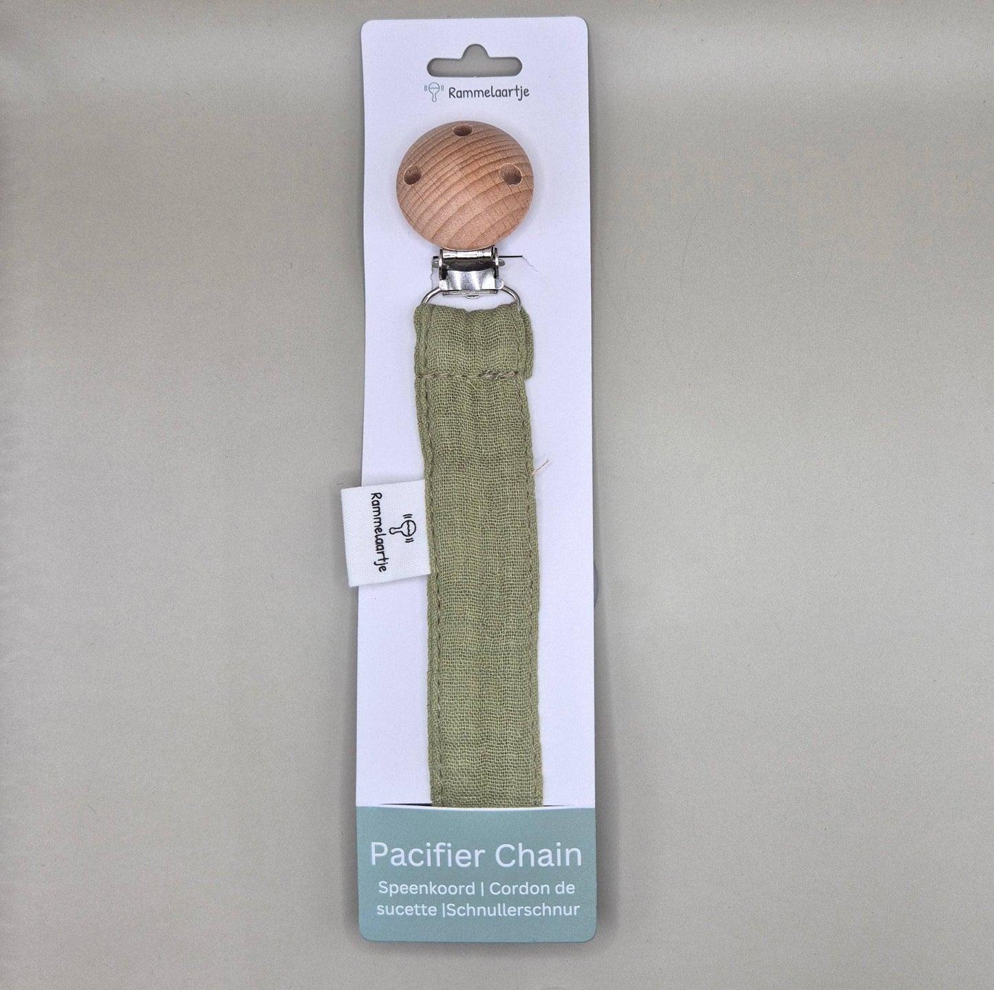 Schnullerband aus Musselinstoff mit Holzclip aus Buche in Army mit Verpackung