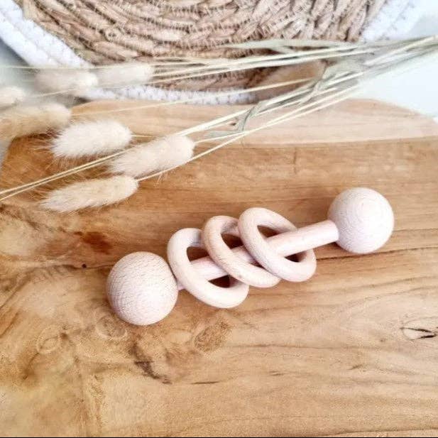 Babyrassel aus Buchenholz mit drei Holzringen, naturbelassen