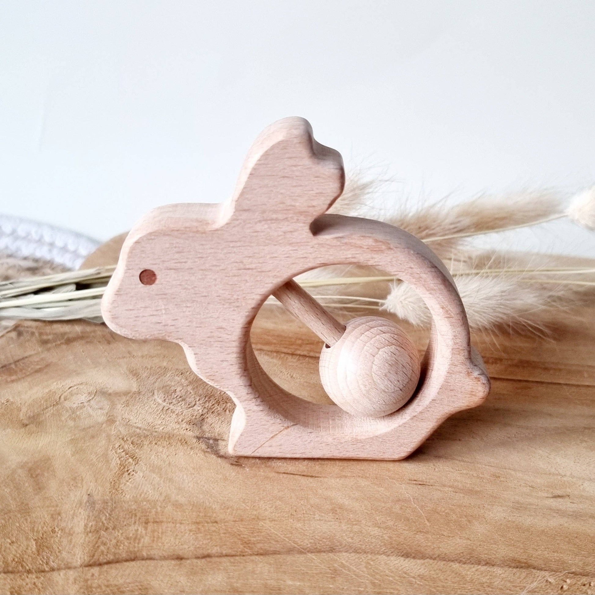 Holzrassel für Babys in Hasenform aus naturbelassenem Holz