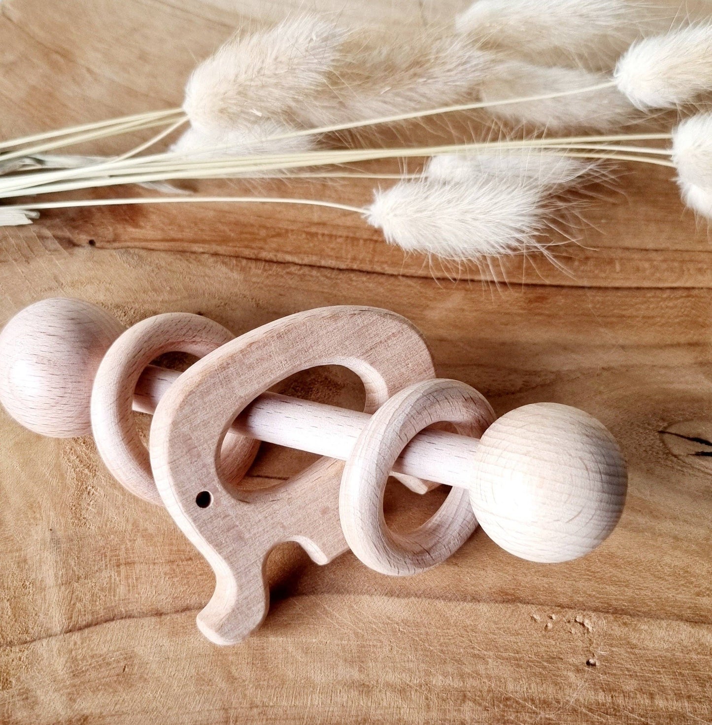 Holzrassel für Babys in Elefantenform aus Holz Nahaufnahme