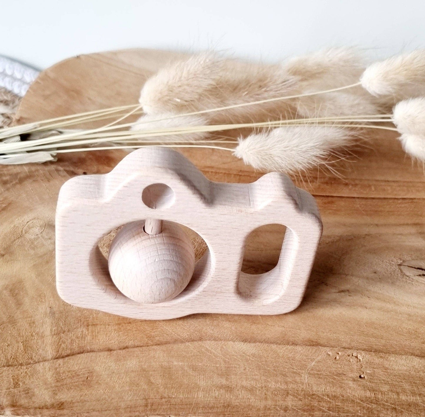 Holzrassel für Babys in Kameraform aus Holz