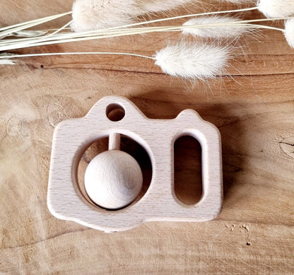 Holzrassel für Babys in Kameraform aus Holz Nahaufnahme