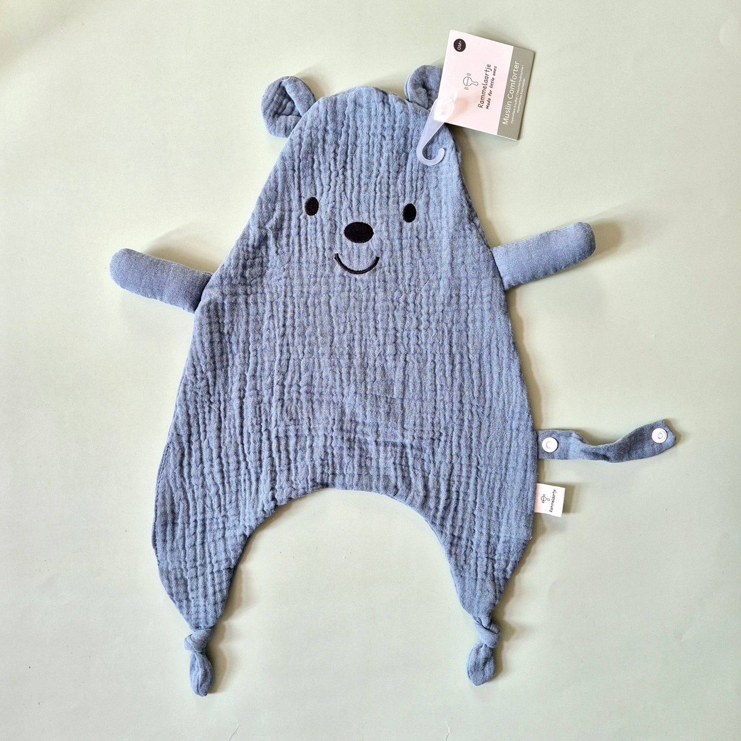 Kuscheltuch in Bärenform in Graublau mit Knopf-Schlaufe und aufgesticktem Lächeln.