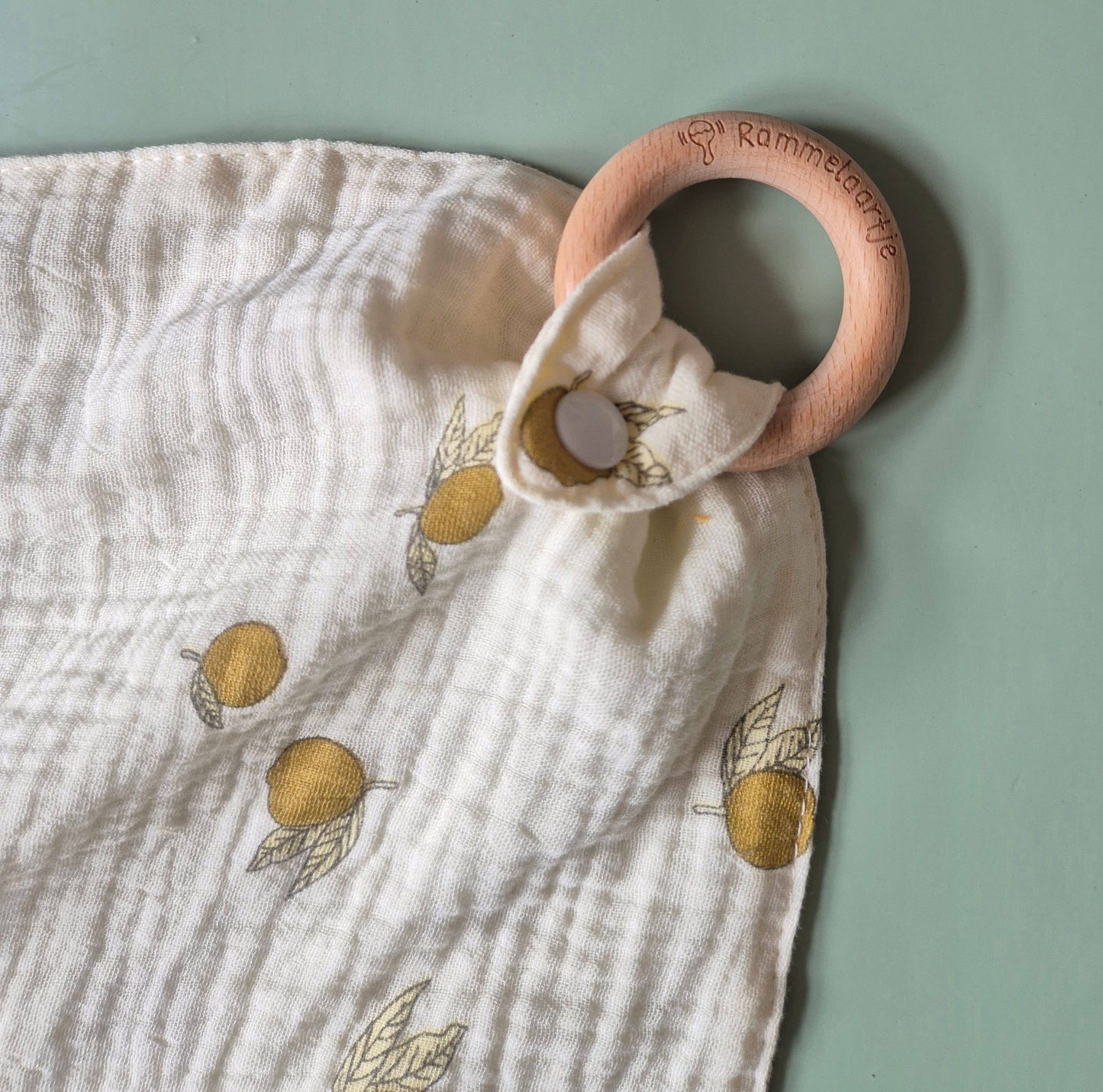 Kuscheltuch mit Beißring aus Buche mit Zitronenmotiv, Holzing Nahaufnahme