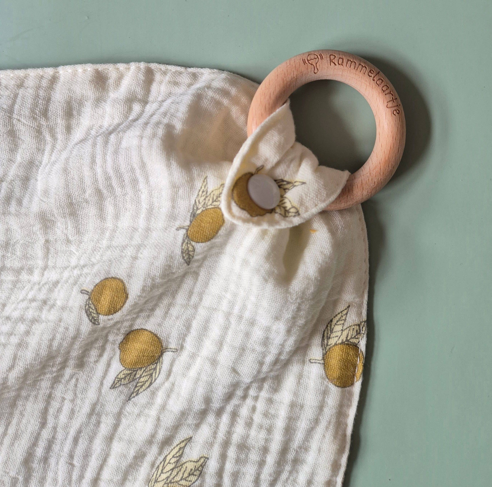 Kuscheltuch mit Beißring aus Buche mit Zitronenmotiv, Holzing Nahaufnahme