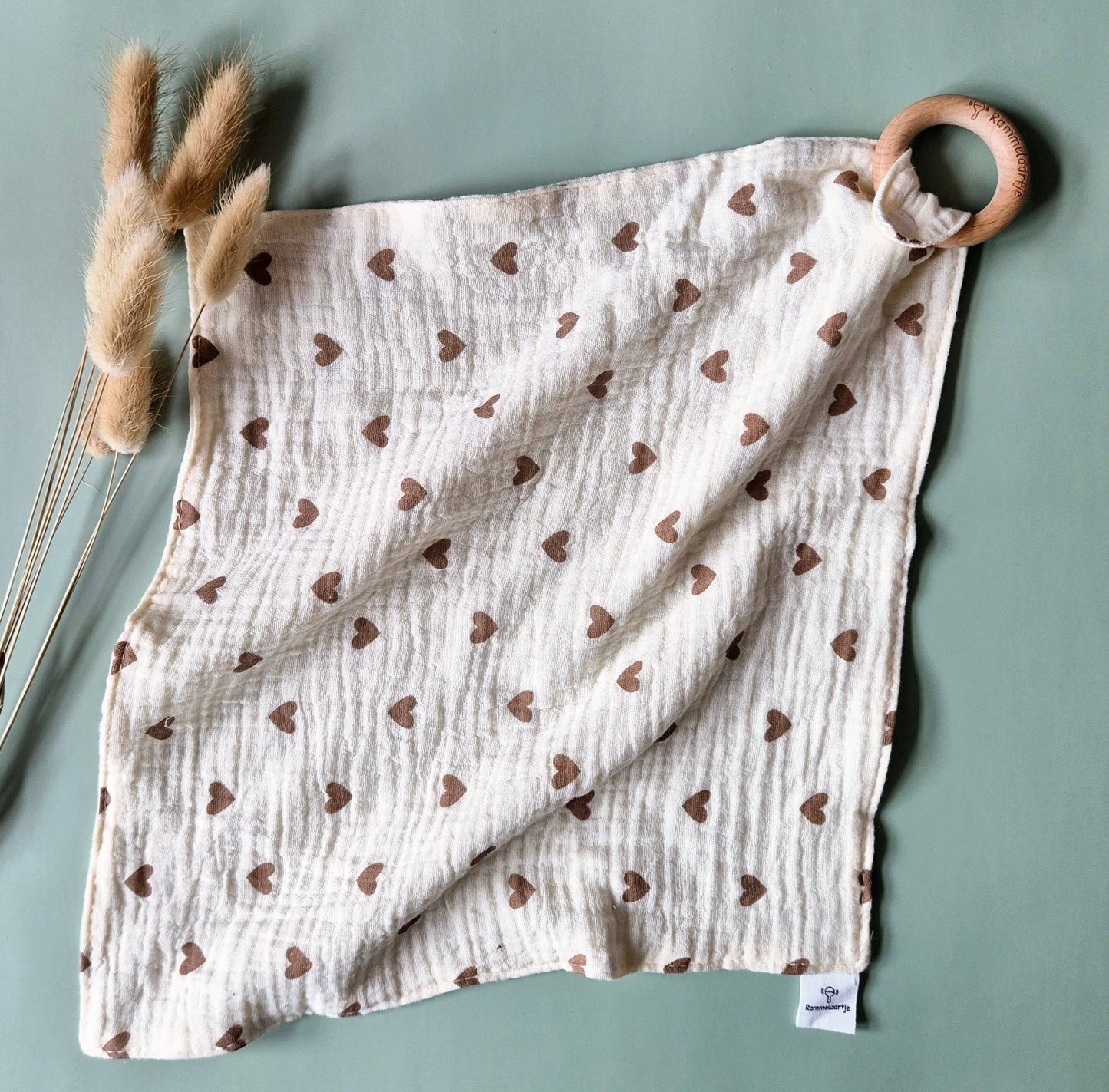 Kuscheltuch mit Beißring aus Buche mit Herzen-Motiv