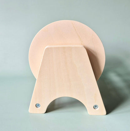 Rückansicht der Drehscheibe aus hellem Holz mit Standfuß und zwei sichtbaren Schrauben.