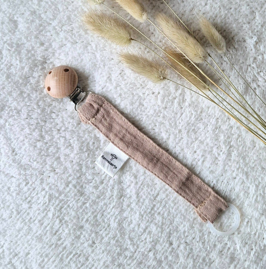 Schnullerbander aus Musselinstoff mit Holzclip aus Buche in Sandfarbe