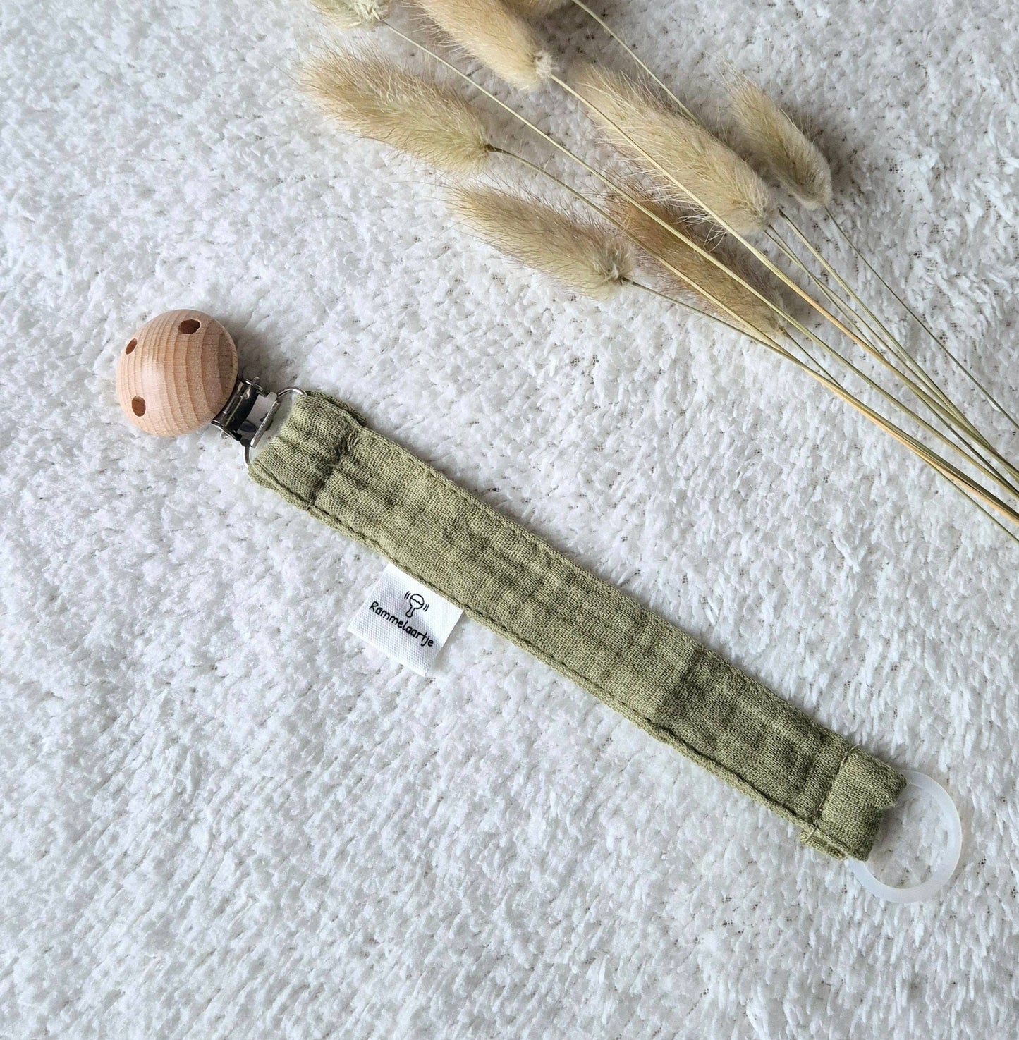 Schnullerband aus Musselinstoff mit Holzclip aus Buche in Army