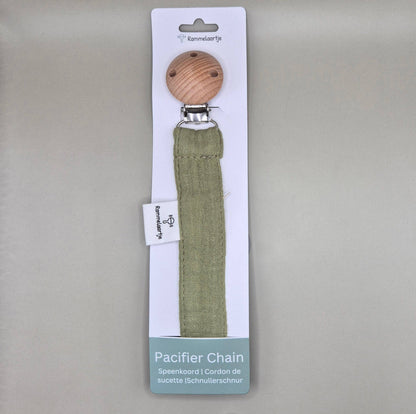 Schnullerband aus Musselinstoff mit Holzclip aus Buche in Army mit Verpackung