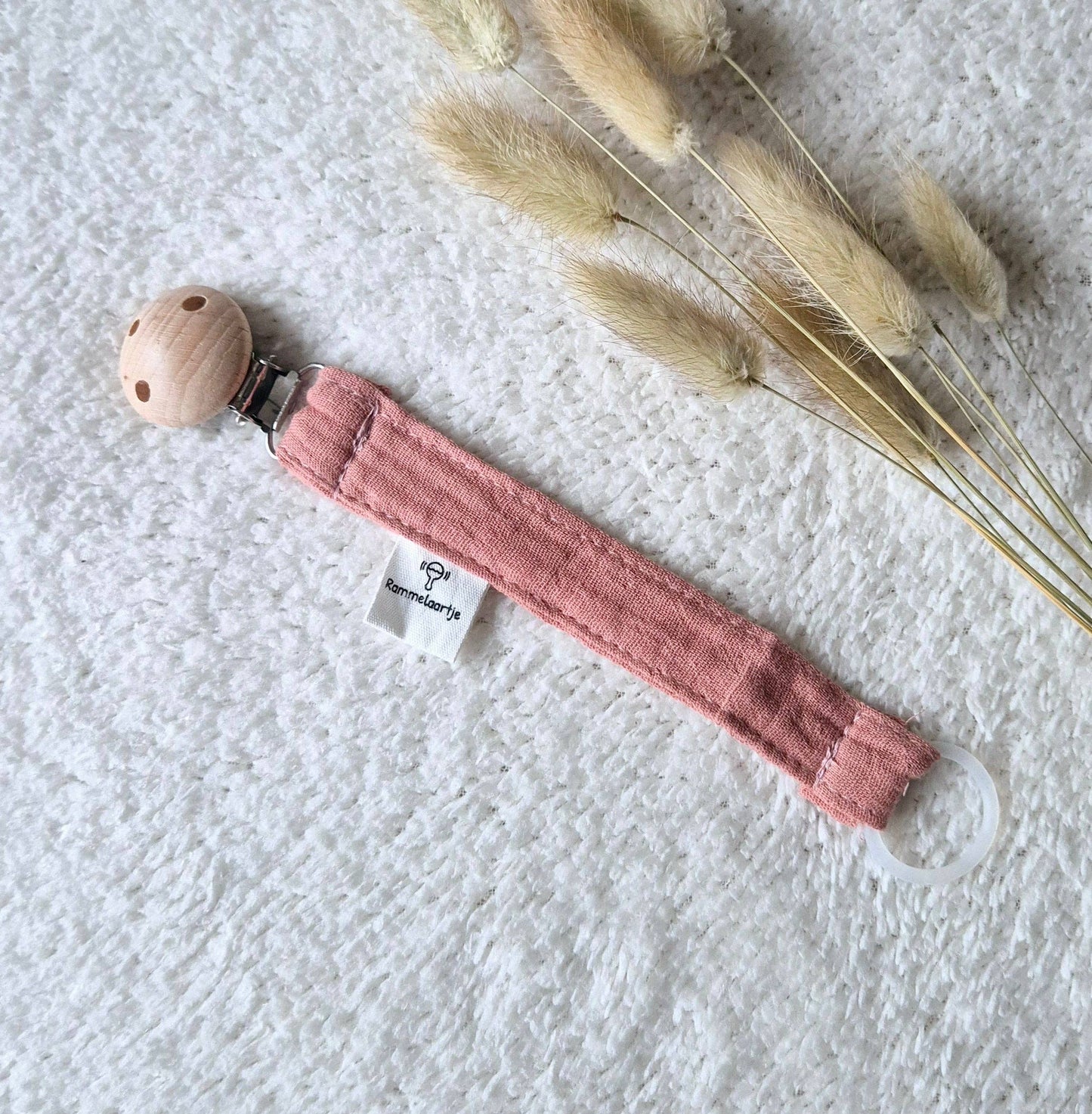 Schnullerbander aus Musselinstoff mit Holzclip aus Buche in Rosa