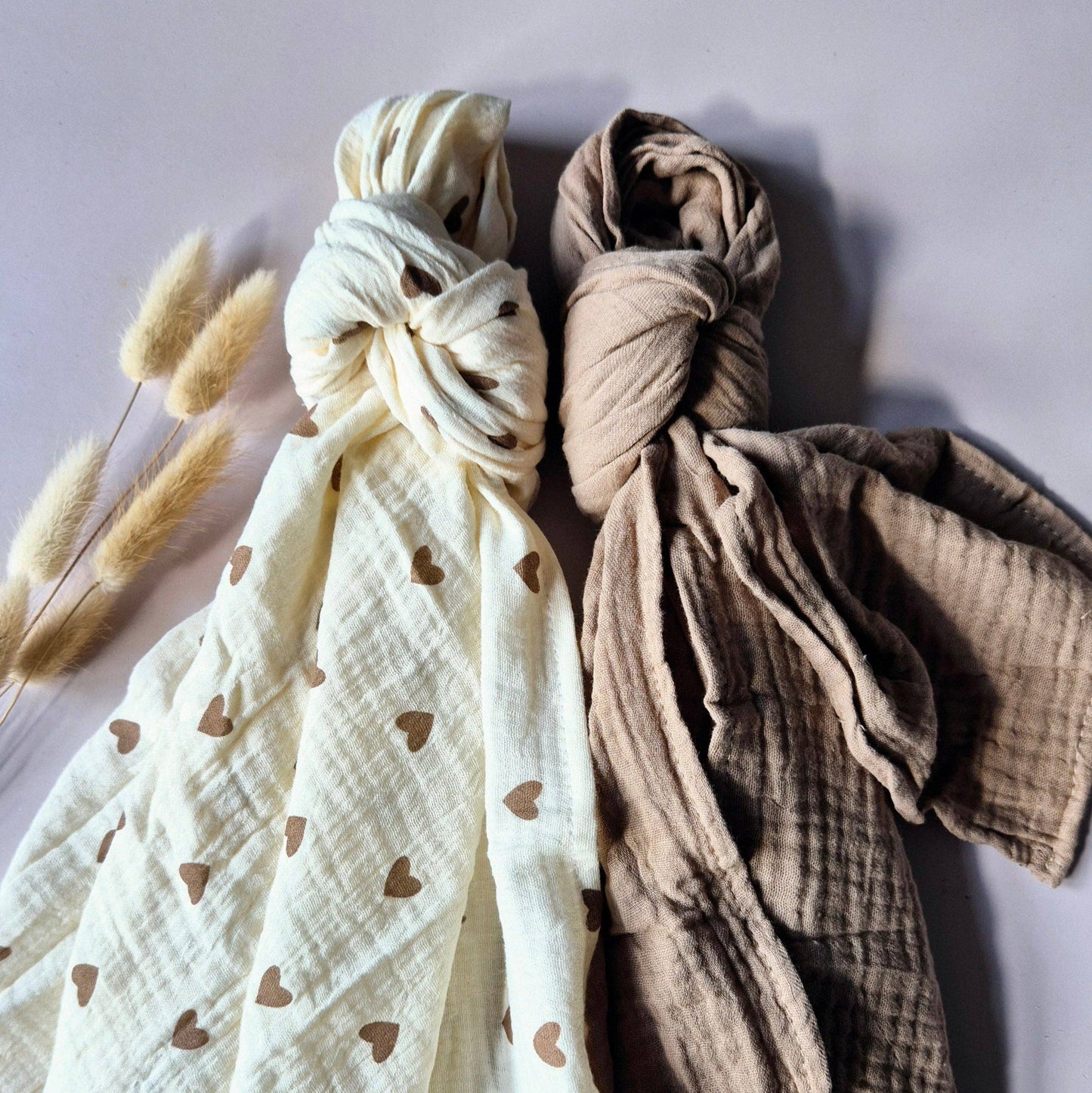 Verknotete Tücher mit Herzen in Creme und einfarbig in Taupe mit Trockengräsern