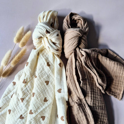 Verknotete Tücher mit Herzen in Creme und einfarbig in Taupe mit Trockengräsern